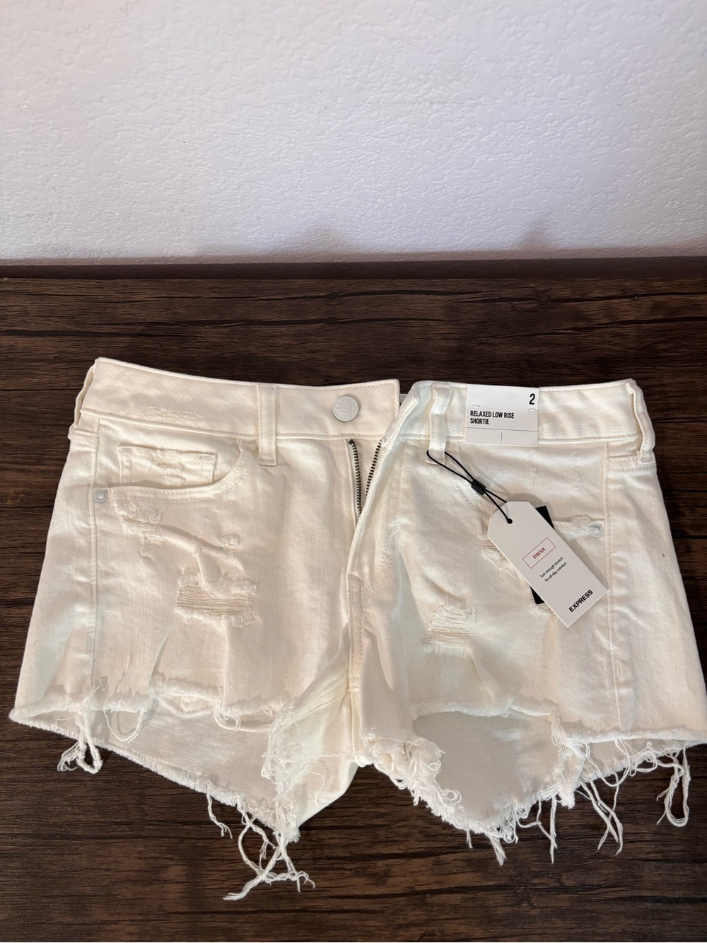 New Express white denim relaxed low rise jean shorts size 2